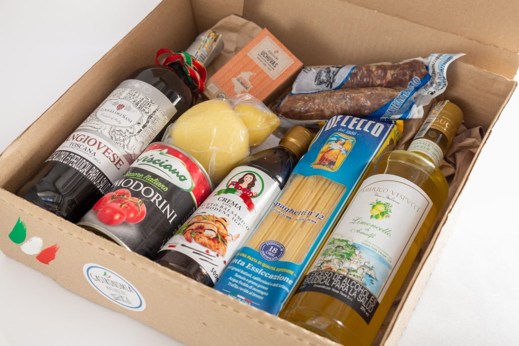 Ancheta gourmet italiana con prosciutto, quesos y conservas