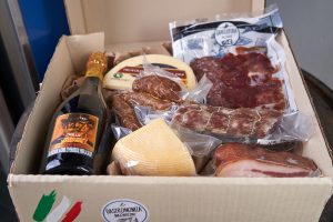 Ancheta navideña gourmet en Medellín con panettone, vino y embutidos italianos