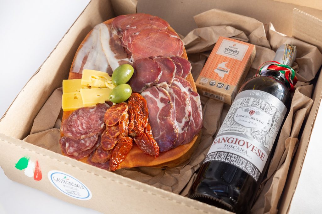 Ancheta de regalo con embutidos curados y quesos italianos, Medellín