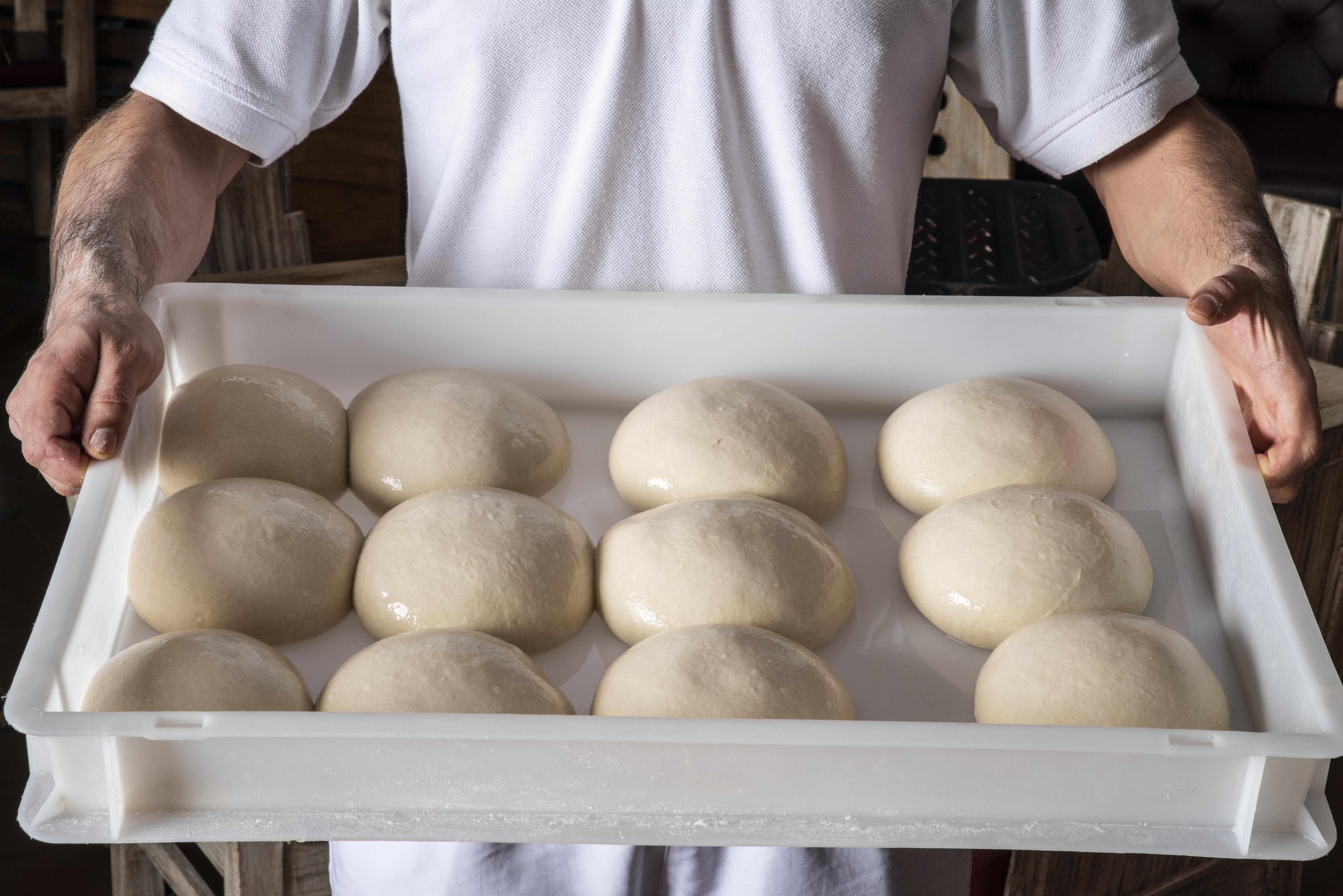 Ingredientes de nuestra pizza artesanal para eventos en Medellín: embutidos curados por nosotros y quesos italianos